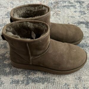 Classic Mini Ugg Boots in Antilope Size Women’s 7